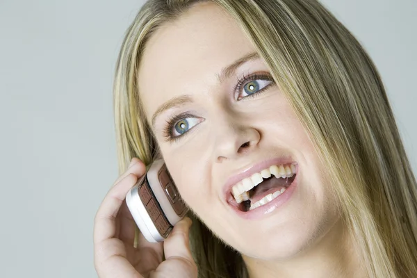 Portret van vrouw met mobiele telefoon — Stockfoto