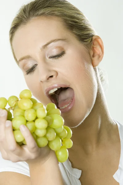 Porträtt av kvinna med grape — Stockfoto