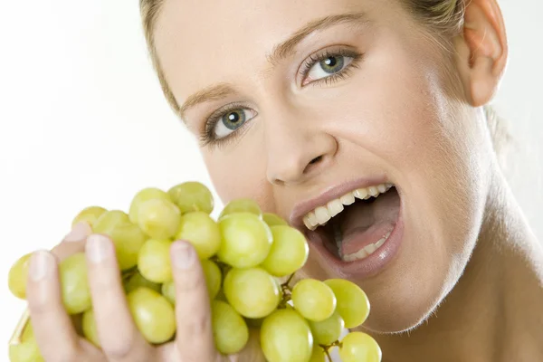 Porträtt av kvinna med grape — Stockfoto