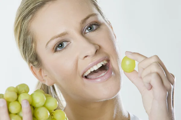 Porträtt av kvinna med grape — Stockfoto