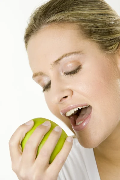 Portret van vrouw met groene apple — Stockfoto