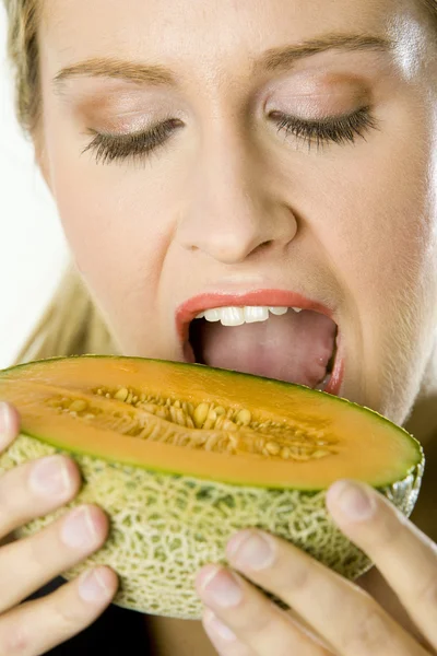 Retrato de mulher com melão galia — Fotografia de Stock