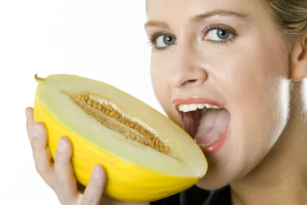 Retrato de mulher com melão galia — Fotografia de Stock