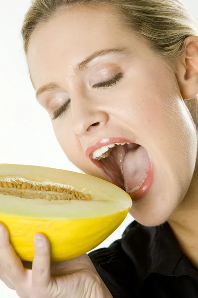 Ritratto di donna con galia di melone — Foto Stock