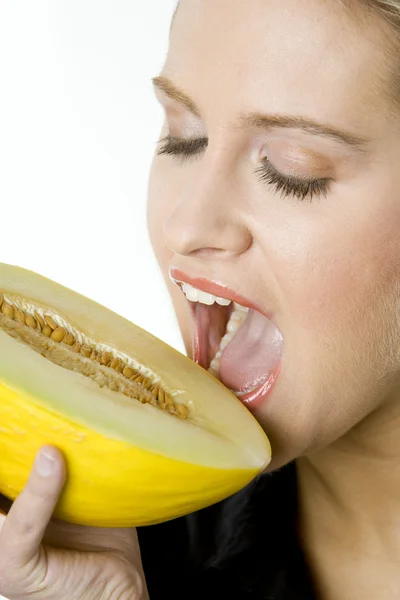 Ritratto di donna con galia di melone — Foto Stock