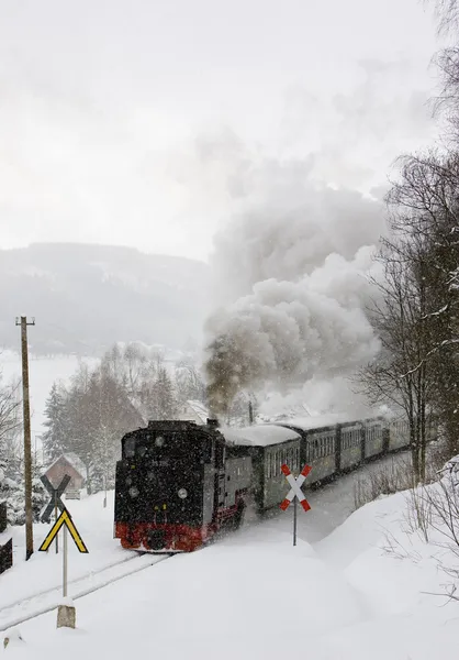 Velha locomotiva a vapor na neve — Fotografia de Stock