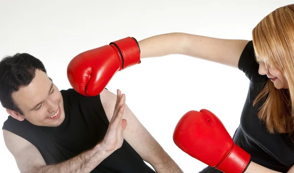 Mulher com luvas de boxe lutar com o homem — Fotografia de Stock