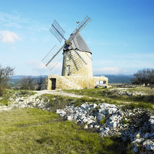 Moinho de vento, Montfuron, Provence, França — Fotografia de Stock
