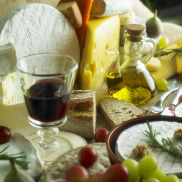 Cheese still life with fruit — Stock Photo, Image