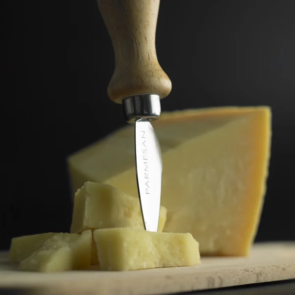 挑発的なパルメザン チーズと白い背景上にナイフ. — ストック写真