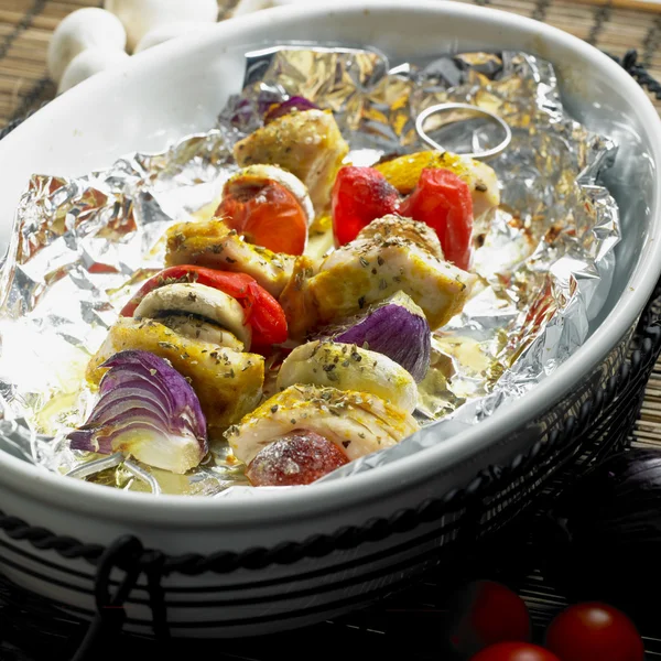 Tomate e batata servidos no prato branco — Fotografia de Stock