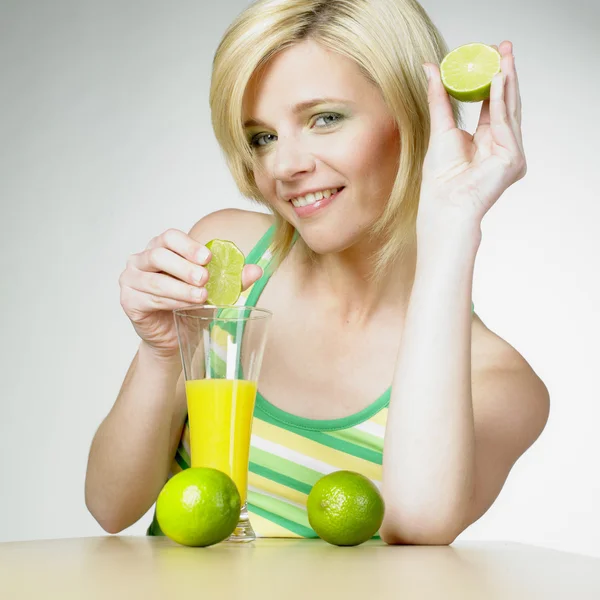 Jovem mulher bebendo limonada, tiro no estúdio — Fotografia de Stock