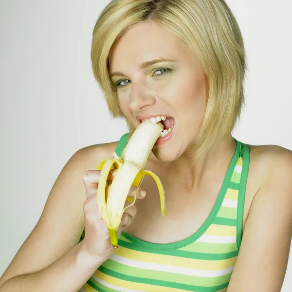 Ritratto di bella ragazza che mangia banana — Foto Stock