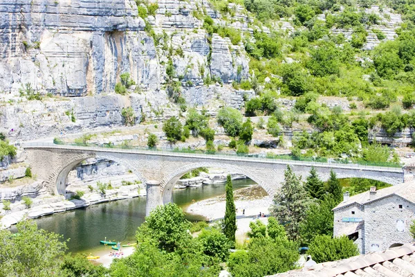 Brug in Balazuc, Rhone-Alpes, Frankrijk — Stockfoto