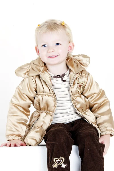 Seduta bambina indossando giacca — Foto Stock