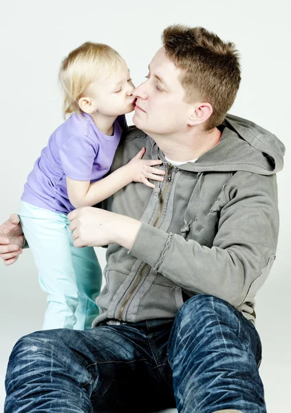 Маленькая девочка целует своего отца — стоковое фото