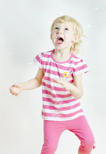 Mała dziewczynka z bąbelkami — Zdjęcie stockowe