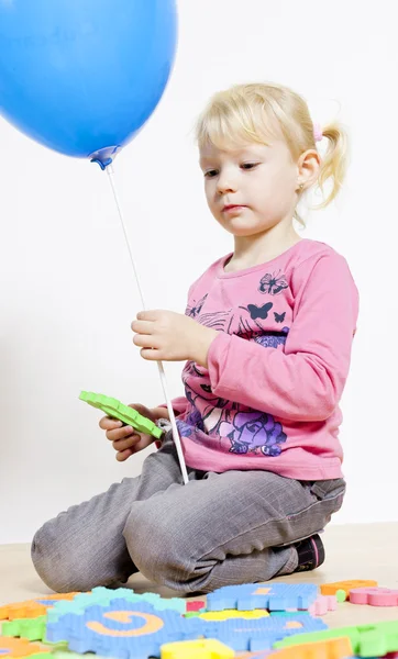 Brincando menina segurando balão — Fotografia de Stock