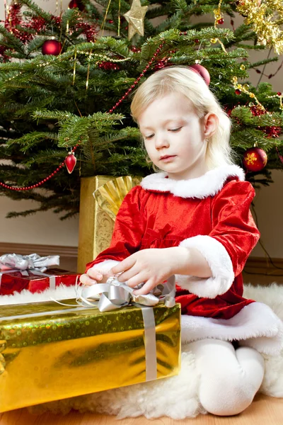 Holčička jako santa claus s vánoční dárky — Stock fotografie