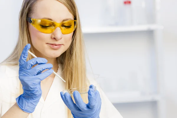 Portrait of young woman in laboratory — Stock Photo, Image