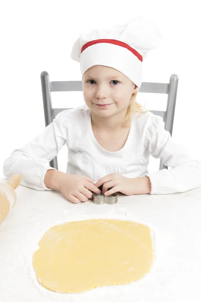 Klein meisje snijden cookies — Stockfoto