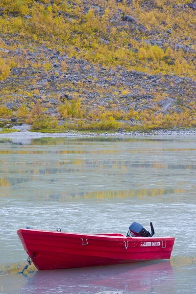 Floden och en båt scen under höstsäsong — Stockfoto