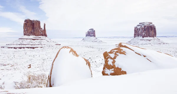 Inverno As Mitenes e Merrick Butte, Monument Valley National P — Fotografia de Stock