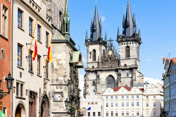 Tynskij kyrka vid torget i Gamla Stan, Prag, Tjeckien — Stockfoto