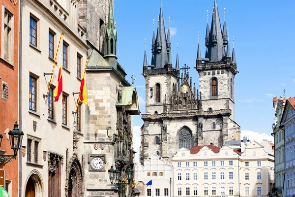 Tynsky kerk op het Oude Stadsplein, Praag, Tsjechië — Stockfoto