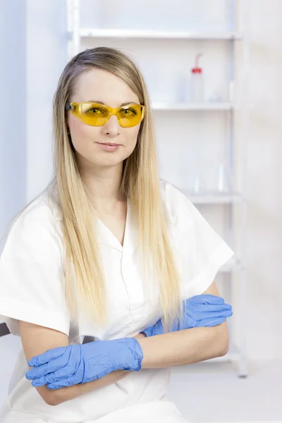研究室では保護メガネを持つ若い女性の肖像画 — ストック写真