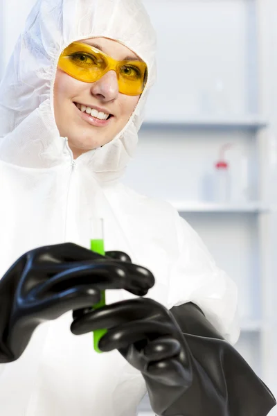 Jeune femme portant un manteau de protection en laboratoire — Photo