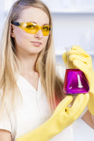 Young woman in laboratory — Stock Photo, Image