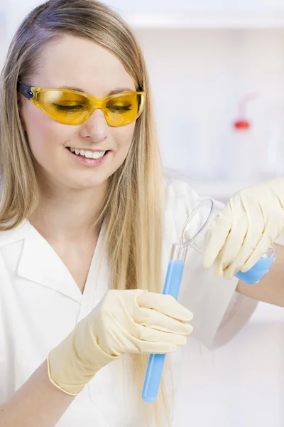 Porträt einer jungen Frau bei Experimenten im Labor — Stockfoto