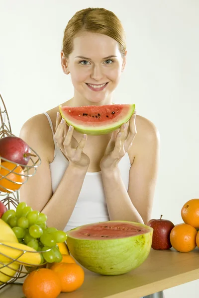 Mujer durante el desayuno con fruta —  Fotos de Stock