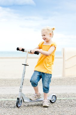 Scooterlı küçük kız.