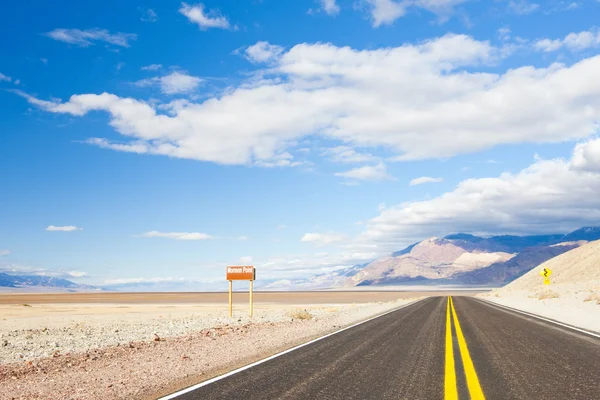 Road, death valley national park, Californië, Verenigde Staten — Stockfoto