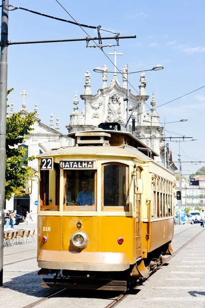 Tram in front of Carmo Church (Igreja do Carmo), Porto, Portugal — Stock Photo, Image