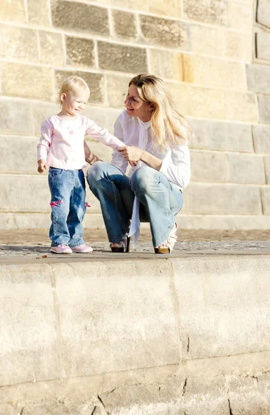 Mamma med hennes lilla dotter — Stockfoto