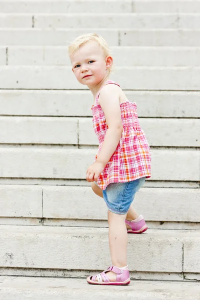 Kleines Mädchen auf der Treppe — Stockfoto