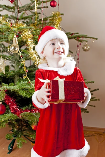 Menina como Papai Noel com presente de Natal — Fotografia de Stock