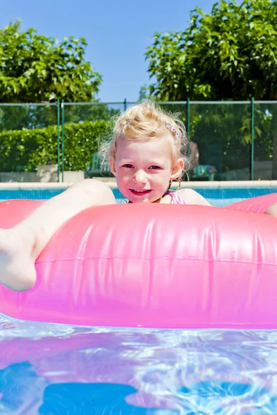 Bambina con anello di gomma in piscina — Foto Stock