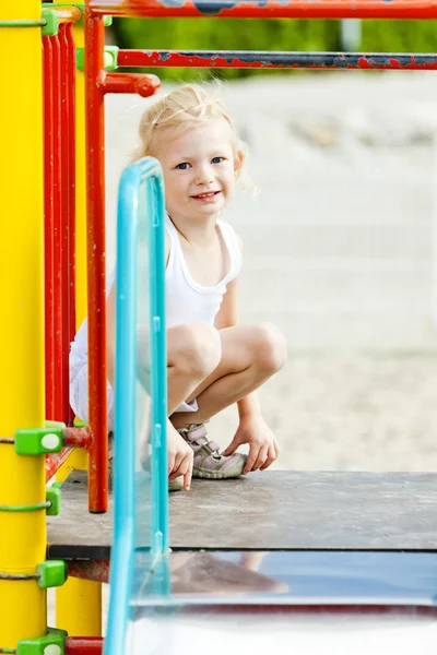Bambina al parco giochi — Foto Stock