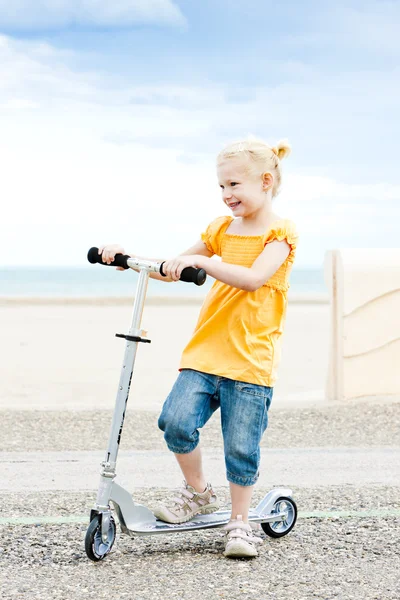 Niña con un scooter — Foto de Stock