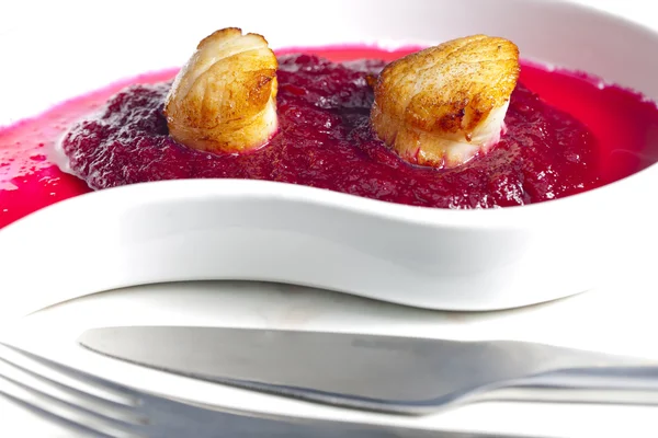 Fried Saint Jacques molluscs on mashed red beet — Stock Photo, Image