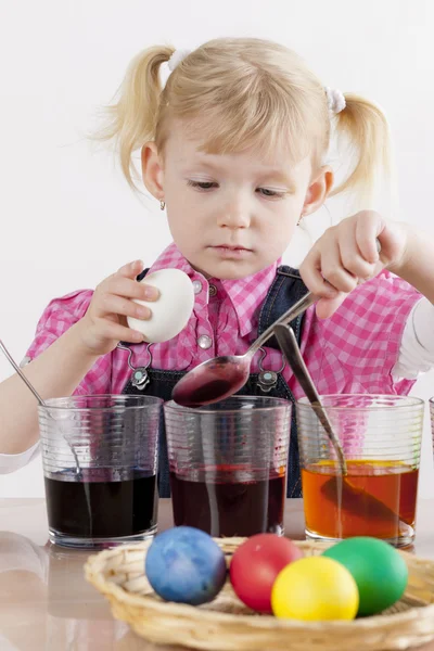 Portrait de petite fille pendant la coloration des oeufs de Pâques — Photo