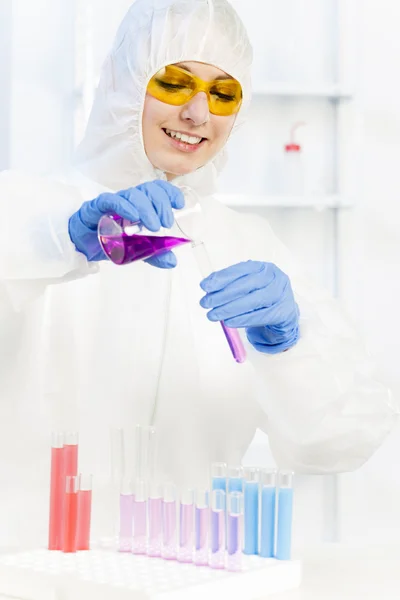 Jovem mulher vestindo casaco protetor em laboratório — Fotografia de Stock