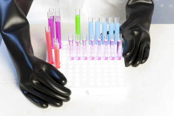 Detalhe da mulher com tubos de ensaio em laboratório — Fotografia de Stock