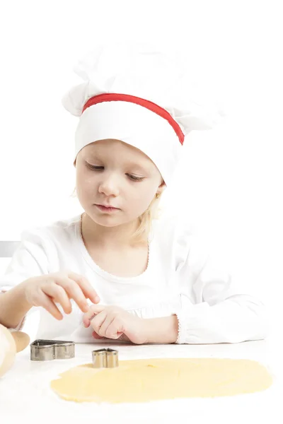 Pequeña niña hornear galletas — Foto de Stock