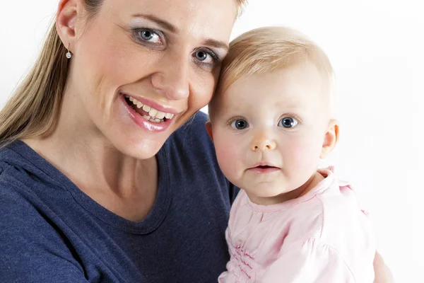 Portret van moeder met haar babymeisje — Stockfoto