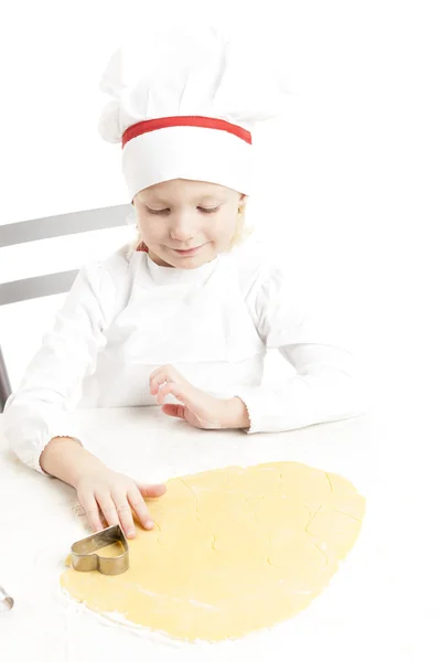 Klein meisje snijden cookies — Stockfoto